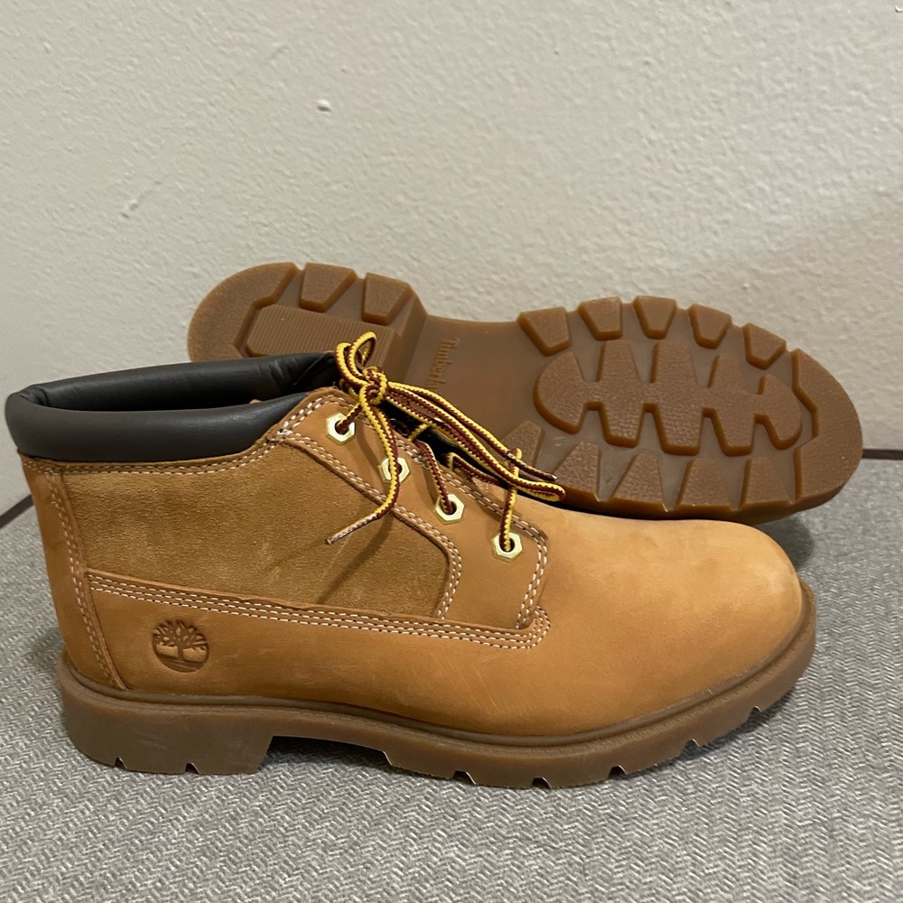 Womens 9.5 Timberland boots never worn